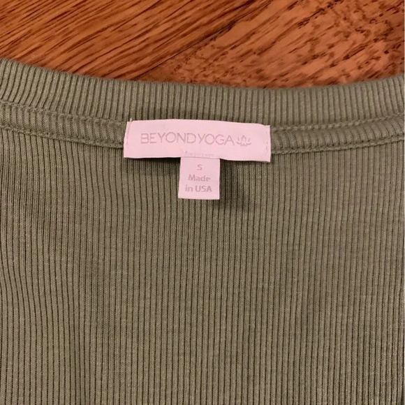 Beyond Yoga V Neck Ribbed Short Sleeve Tee NWT size Small - Picture 3 of 6